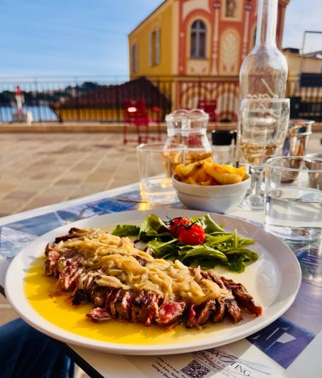 Contre-filet de bœuf fondue d’échalotes servi en terrasse au restaurant Le Cosmo à Villefranche-sur-Mer