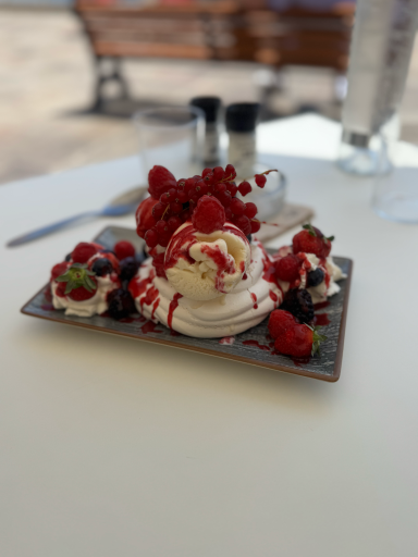 Pavlova servi au restaurant Le Cosmo à Villefranche-sur-Mer Côte d’Azur