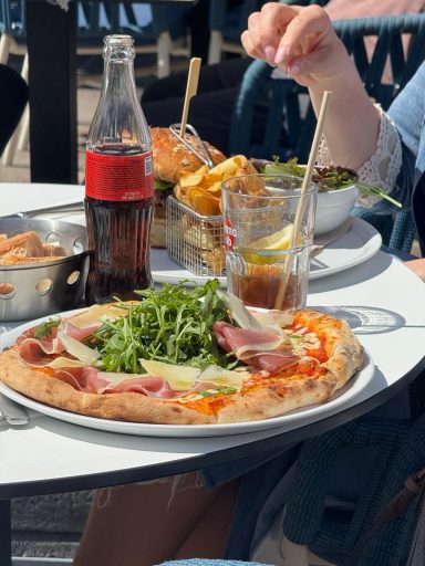 Pizza artisanale servie en terrasse au restaurant Le Cosmo Villefranche-sur-Mer