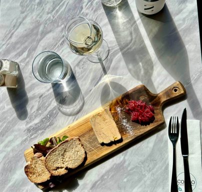 Apéritif en terrasse face à la mer au restaurant Le Cosmo French Riviera