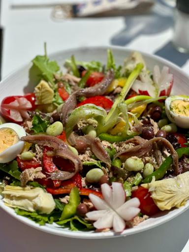 Salade niçoise fraîche au restaurant Le Cosmo Villefranche-sur-Mer