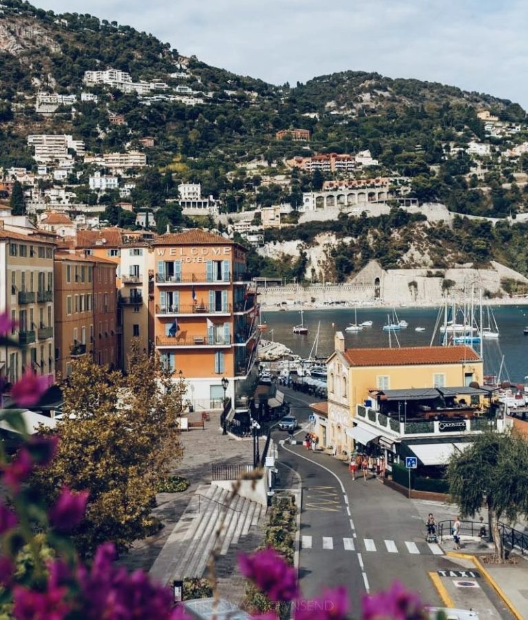 Place Amélie Pollonais à Villefranche-sur-Mer avec vue sur la baie, emplacement du restaurant Le Cosmo French Riviera