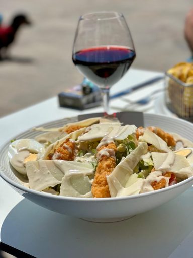 Salade césar raffinée au restaurant Le Cosmo French Riviera