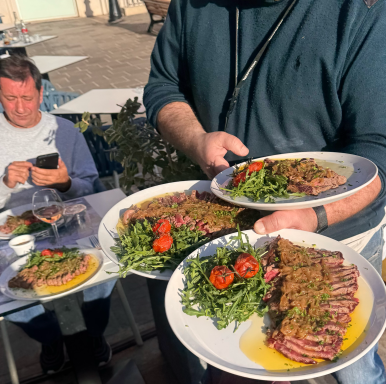 Plat signature du restaurant Le Cosmo servi en terrasse à Villefranche-sur-Mer