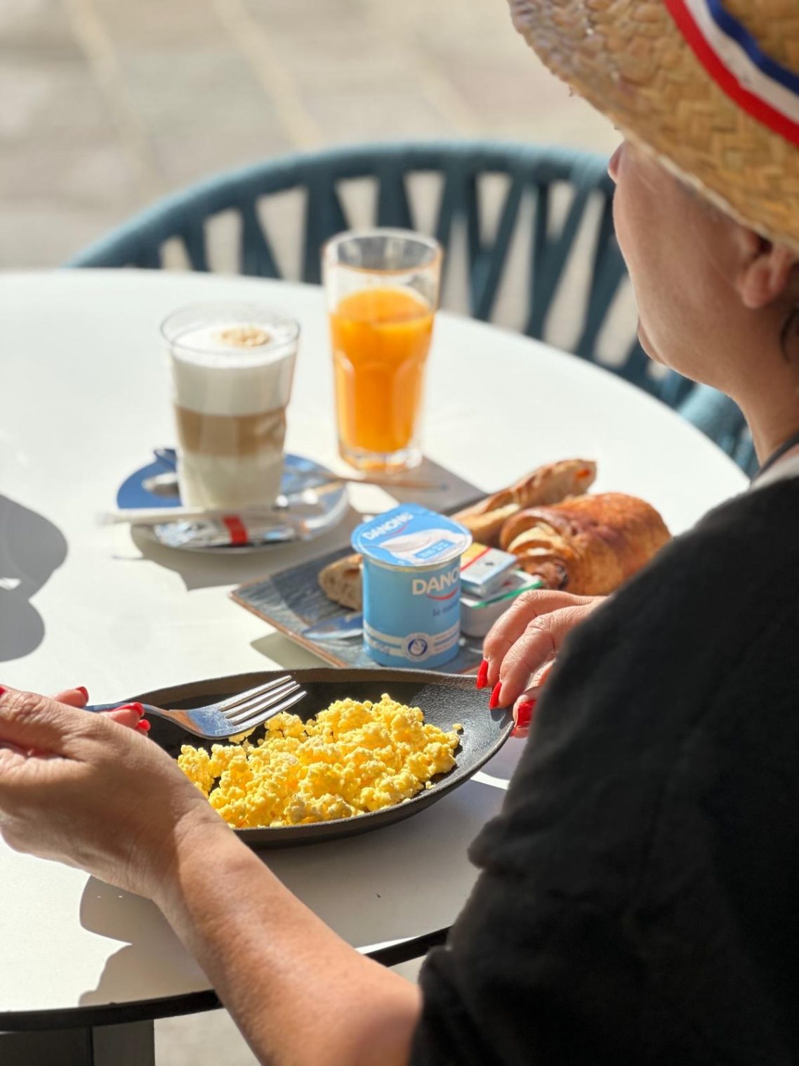 Petit déjeuner en terrasse au restaurant Le Cosmo à Villefranche-sur-Mer avec vue mer