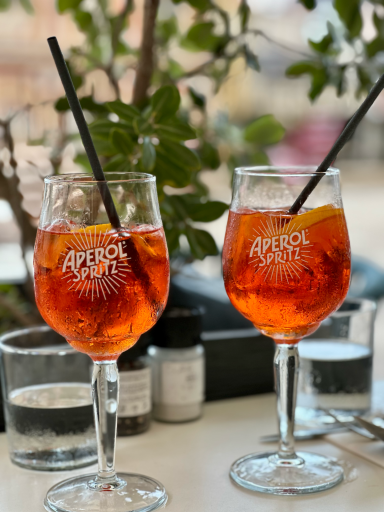 Cocktails servis en terrasse au restaurant Le Cosmo vue mer à Villefranche-sur-Mer
