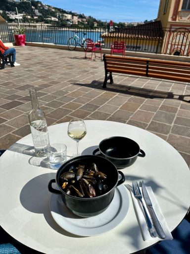 Terrasse vue mer du restaurant Le Cosmo à Villefranche-sur-Mer Côte d’Azur